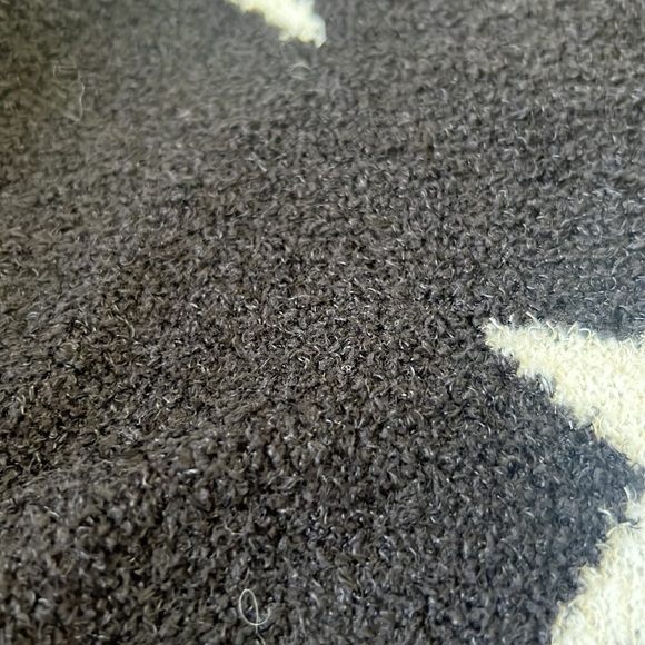 Black and white star sweater - Picture 3 of 3